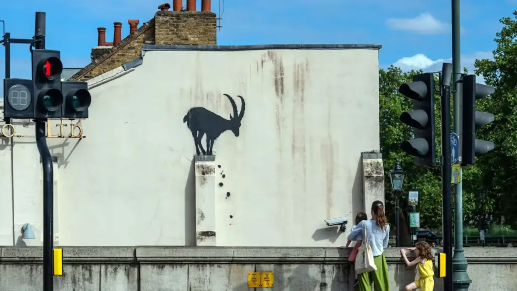 Als das Kunstwerk im August am Kew Green auftauchte, waren die Menschen in der Nachbarschaft stolz auf „ihren Banksy“.