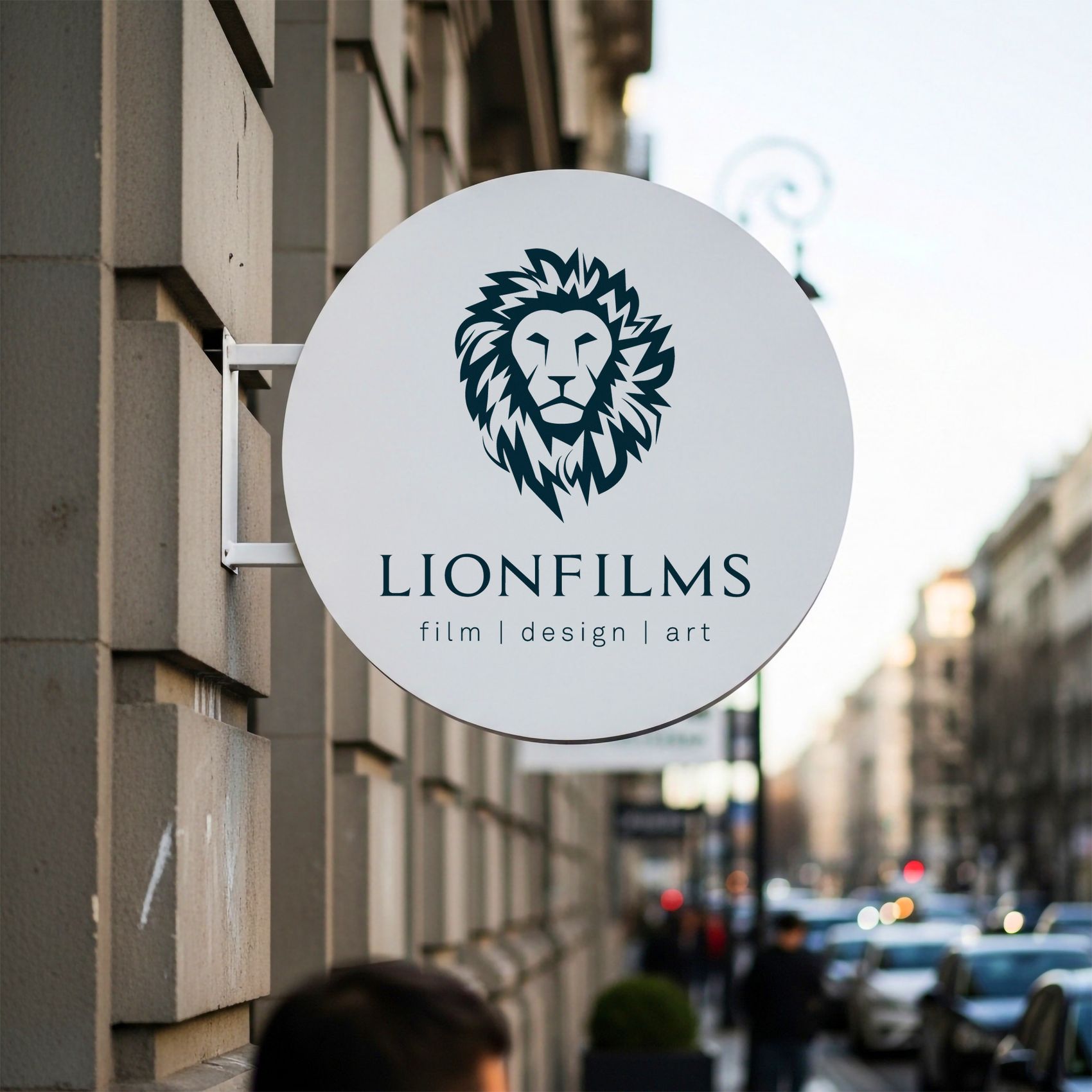 Logodesign für Lionfilms auf einem runden Wandschild