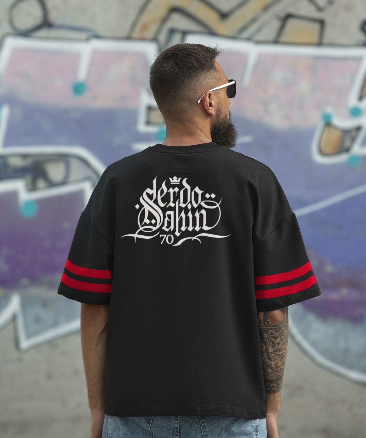 Schwarzes T-Shirt mit dem Logo von Serdo Sahin auf dem Rücken