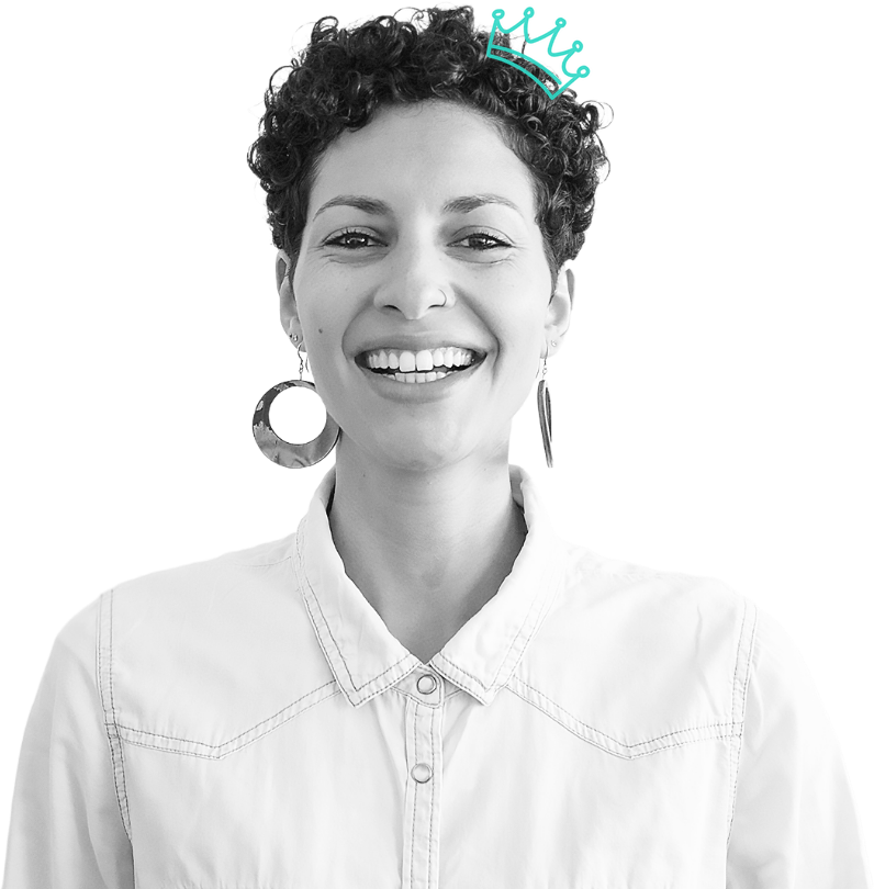 Porträt von Designerin Mouna Bouafina, sie lacht in die Kamera
