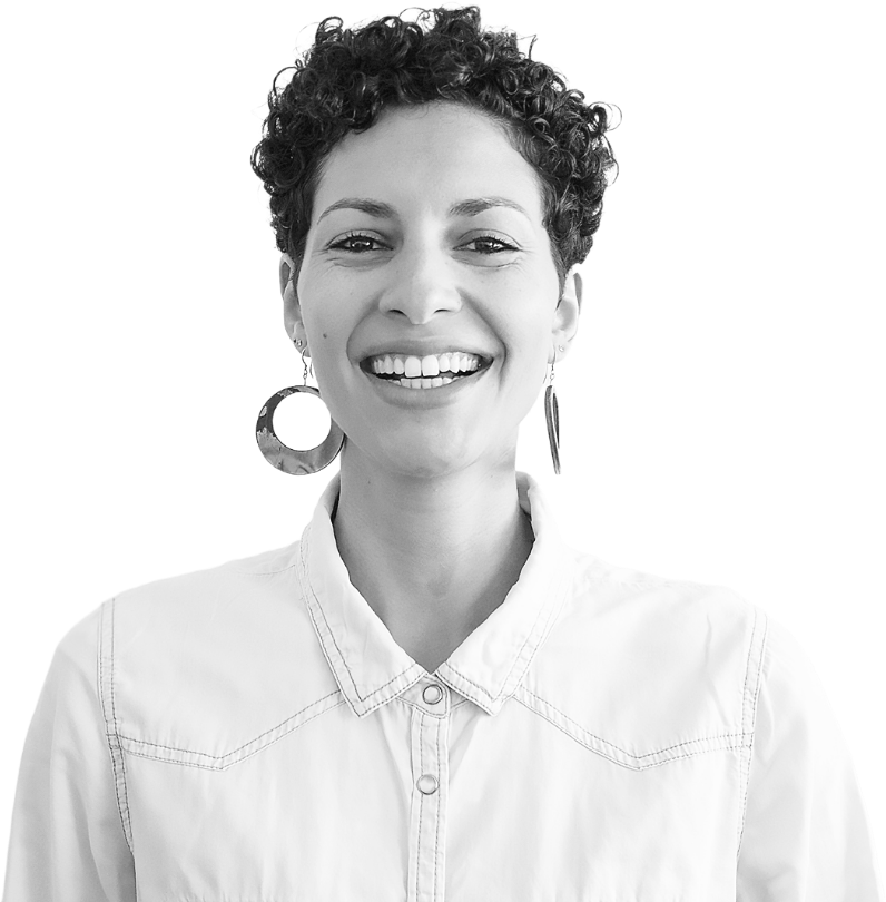 Porträt von Designerin Mouna Bouafina, sie lacht in die Kamera